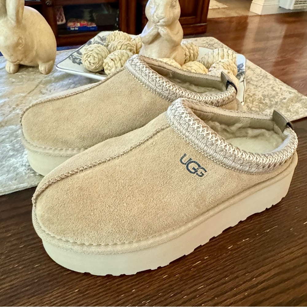 Ugg platform slides, ladies, size 7 brand new note box